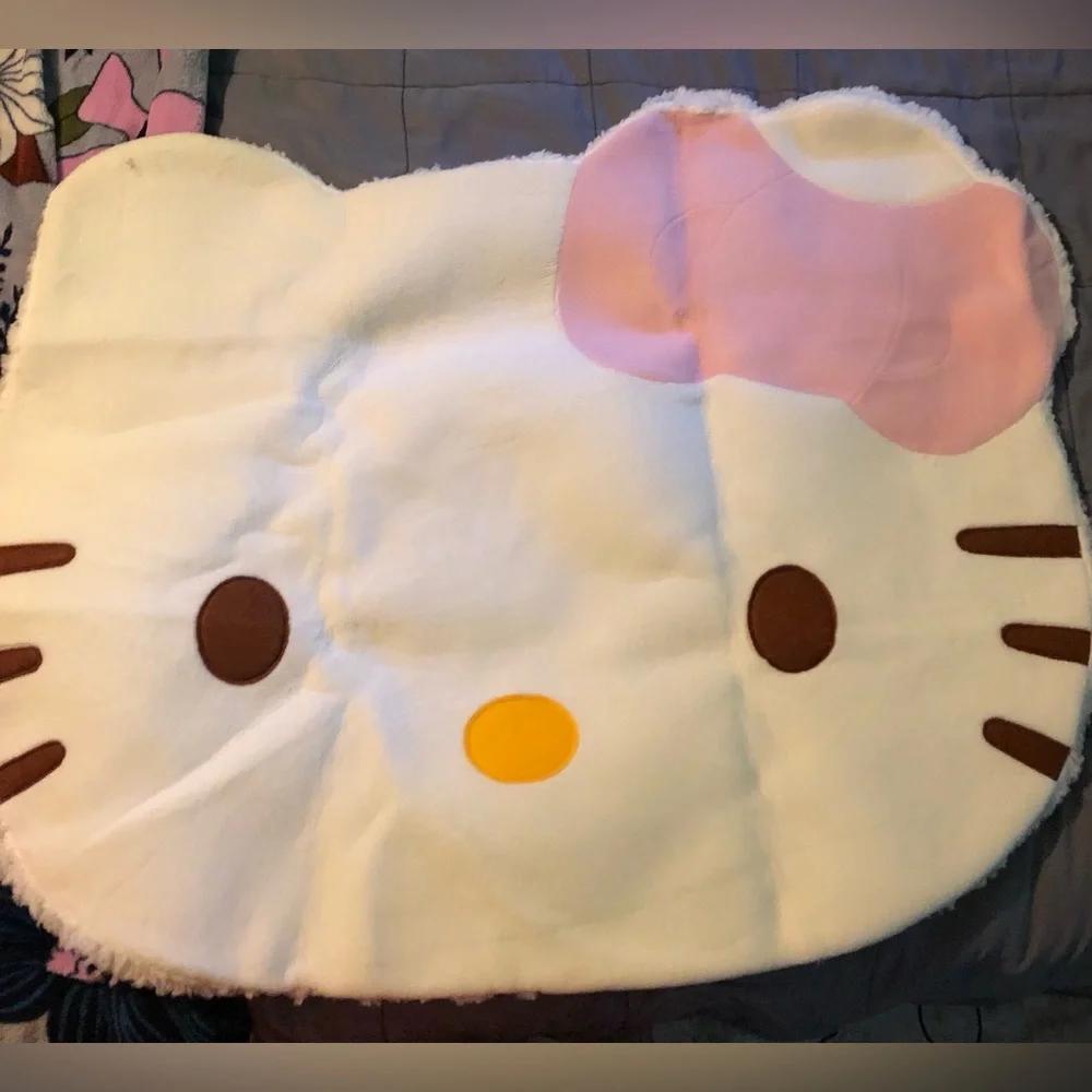 Hello Kitty Carpet new still in bag width32’